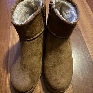 Cushionaire Brown Suede Ankle Boots with Faux Fur Lining